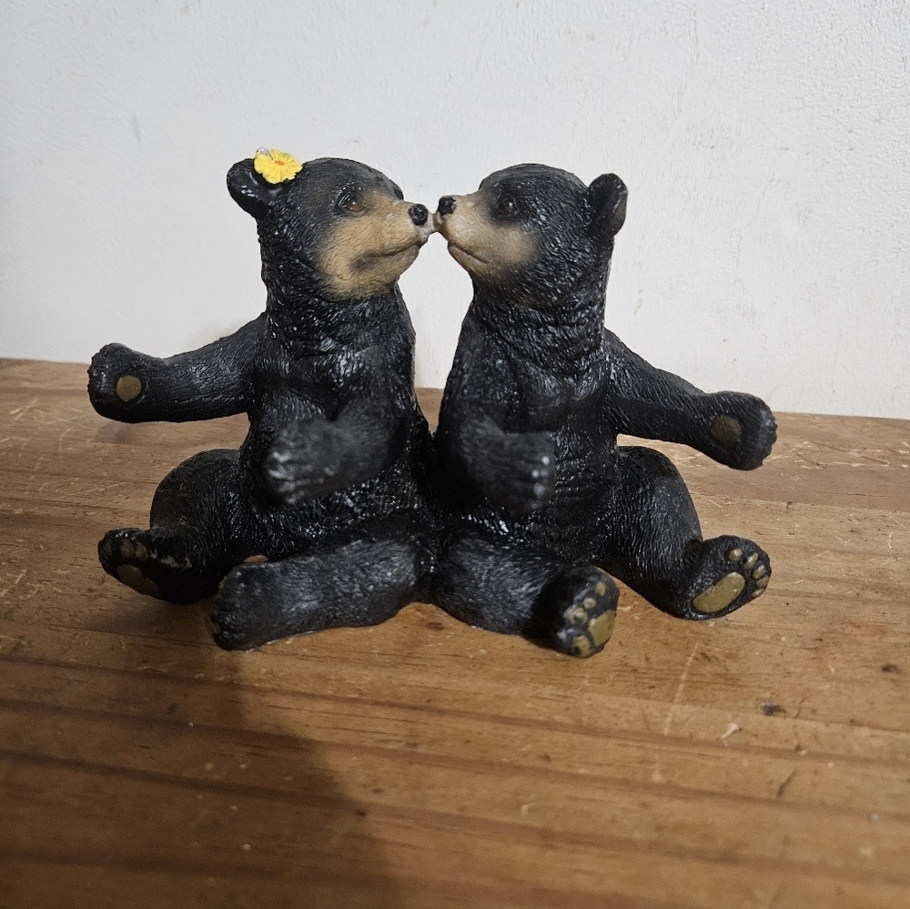 Romantic Kissing Bears Salt And Pepper Shaker Holder!